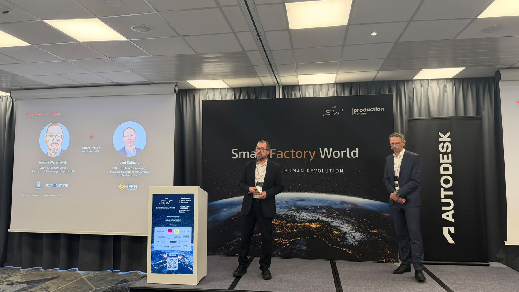 Tomasz Wrzesiewski i Józef Kubičko na scenie Smart Factory World